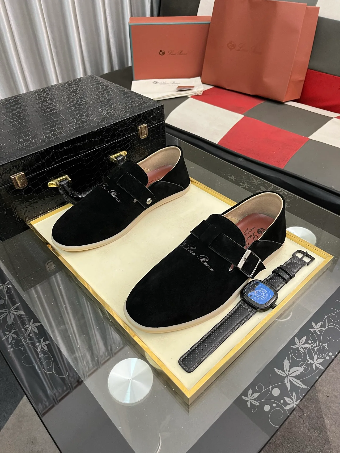 Men's men's shoes 💰458⌚️⌚️ Loro Piana's classic hot model lp top version of Pili casual shoes. It turns out that these are the casual shoes that are said to be able to walk 20,000 steps without getting tired. This pair has both good looks and feel. You will be completely lost as soon as you put it on. The minimalist design is eye-catching and durable, and it is a bonus for dressing. The soft feeling on the feet has outstanding texture, and it is very nice without abrasion on the feet. The soft and waxy soles make it easy to wear for daily use for a long time. Who can resist a pair of versatile and good-looking loafers? Don't be too elegant at all, the feel and texture of the feet are good, the key is to make the legs look longer and not tire the feet, the main thing is that it is just right!        Material: Original cowhide Lining: Original sheepskin Outsole: Original sole Size: 38-44